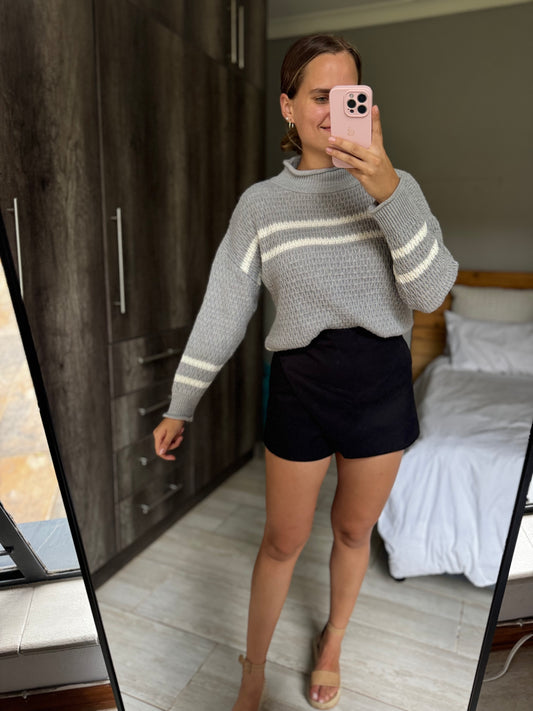 Grey and white knitted sweater (TT)